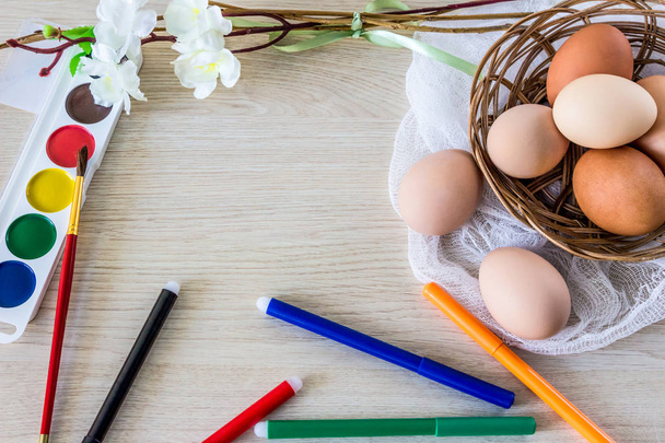 ovos de galinha é preparado para pintura com tintas (guache) e marcadores de alimentos para a Páscoa
 - Foto, Imagem