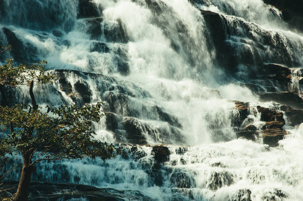 Mae Ya wodospad w prowincji Chiangmai, Tajlandia - Zdjęcie, obraz