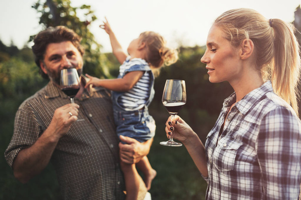 Winegrower family tasting wine - Foto, imagen
