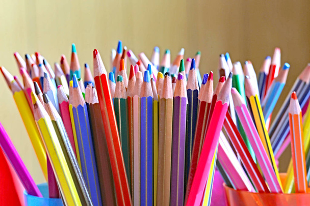 çocuksuz anaokulu sınıfta birçok kalemler - Fotoğraf, Görsel