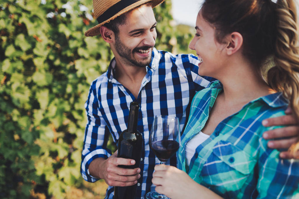Romantic couple in vineyard - Foto, Imagen