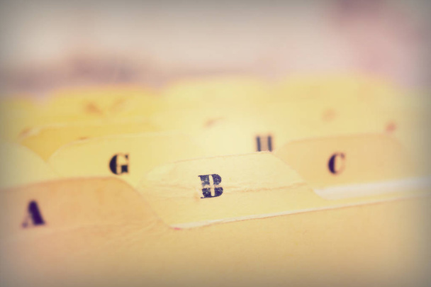 Alfabetik dizin kartları kutusunda yakın çekim - Fotoğraf, Görsel