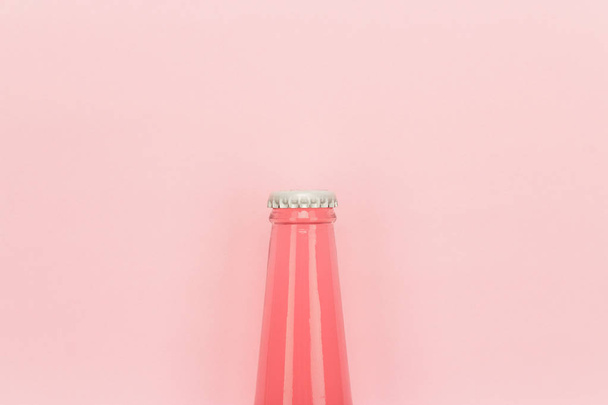 glass bottle of pink sweet drink - Foto, afbeelding