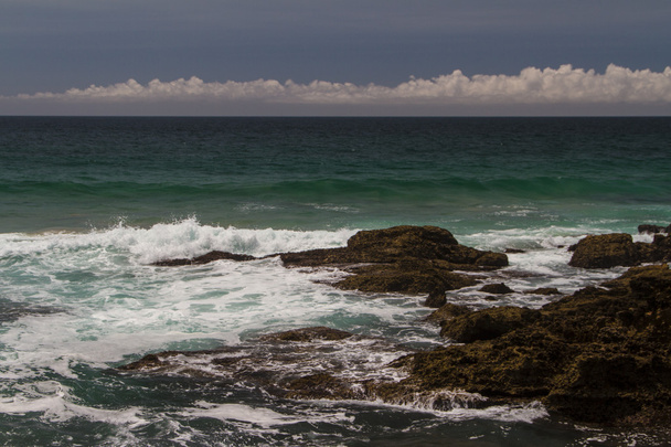 Хвилі бойових про пустельний скелястому узбережжі Атлантичного океану, Португалія - Фото, зображення