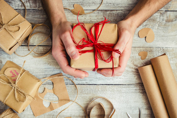 Csomagolás és ad egy ajándék az üdülési szelektív összpontosít. - Fotó, kép