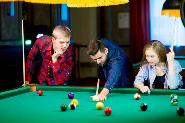 friends playing billiard - Zdjęcie, obraz