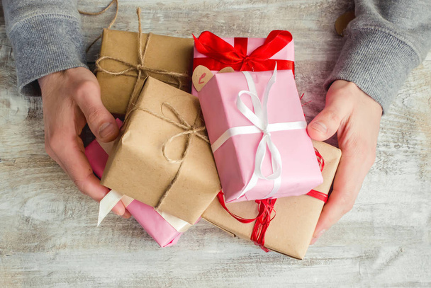 Verpakking en geef een gift voor de vakantie selectieve aandacht. - Foto, afbeelding