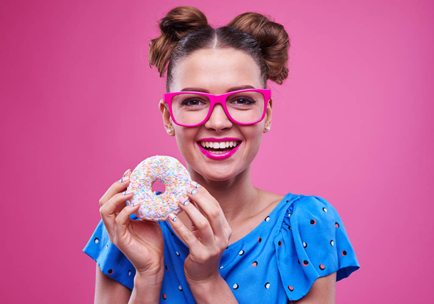 Ευτυχής μοντέλο σε πολύχρωμη στολή με νόστιμα ντόνατ  - Φωτογραφία, εικόνα