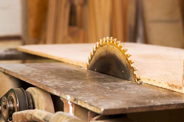 Herramientas de carpintería sobre mesa de madera con serrín. Sierra circular. Carpintero lugar de trabajo vista superior - Foto, Imagen