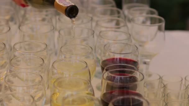 Wein wird in ein Glas gegossen - Filmmaterial, Video