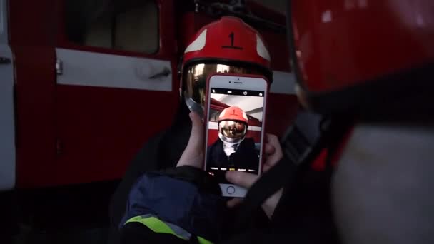 Пожежники роблять селфі на смартфоні
 - Кадри, відео
