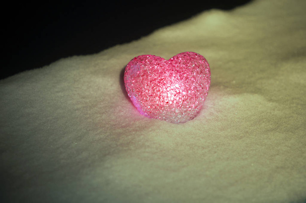 абстрактное стеклянное сердце на снегу ночью. Открытка на День Святого Валентина. Простите, мисс, вы любите слова красного или серого цвета. выборочно
 - Фото, изображение