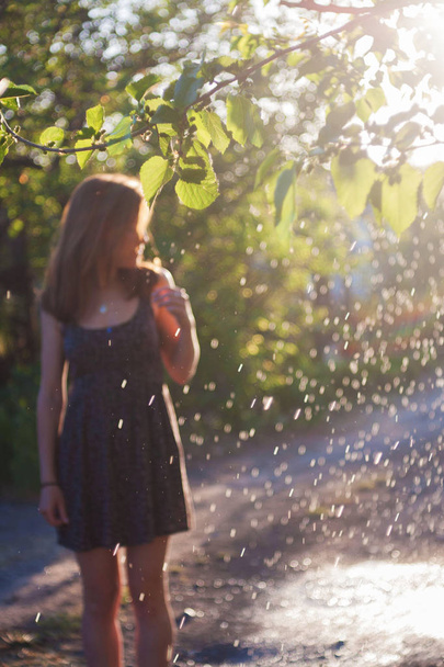 κορίτσι στον κήπο το καλοκαίρι - Φωτογραφία, εικόνα