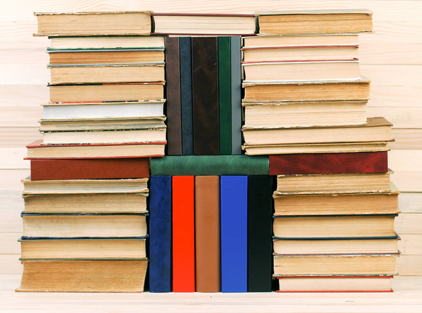 Stos książek książka w twardej oprawie na drewnianym stole. Powrót do szkoły. Miejsce - Zdjęcie, obraz