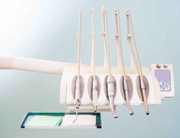 Instrumento estomatológico en la clínica odontológica. Operación, reemplazo dental
. - Foto, imagen