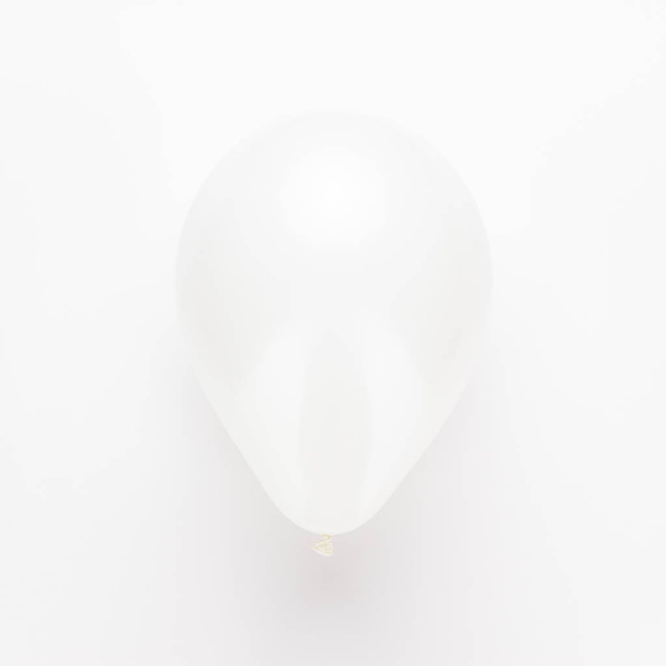balão sobre fundo branco
 - Foto, Imagem