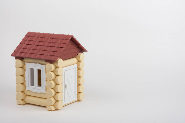 Toy house on a white background, near a place under an inscription - Foto, afbeelding