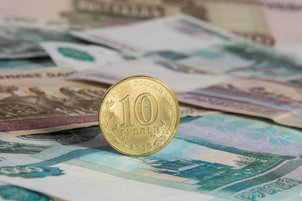 Na rosyjski papierowe banknoty stojących na krawędzi rosyjski dziesięć-monety - Zdjęcie, obraz