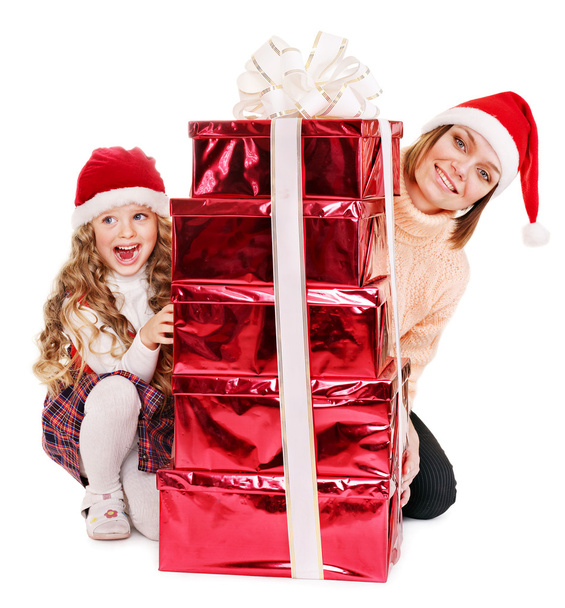 Familia feliz con niño dando pila caja de regalo roja
. - Foto, Imagen
