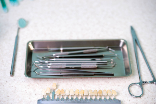 Stomatologiczny instrumentu w klinice Dentyści. Operacja wymiany zębów. - Zdjęcie, obraz