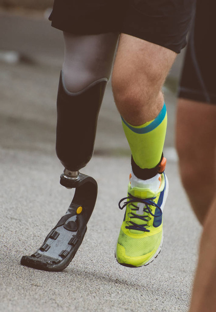 Hombre corriendo con una pierna protésica en la calle
. - Foto, imagen