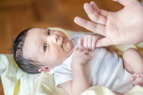 Двухнедельный новорожденный ребенок в руках отца
. - Фото, изображение