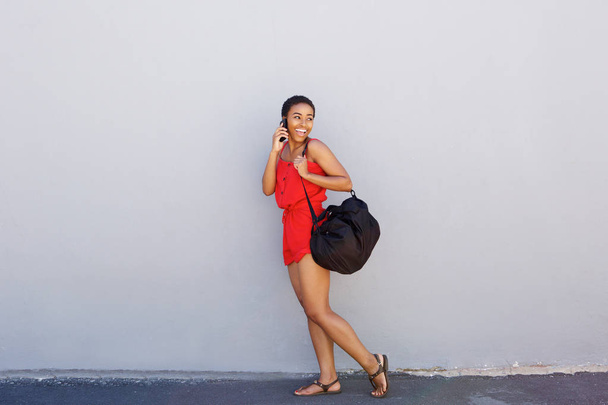 женщина с сумкой ходьба
  - Фото, изображение