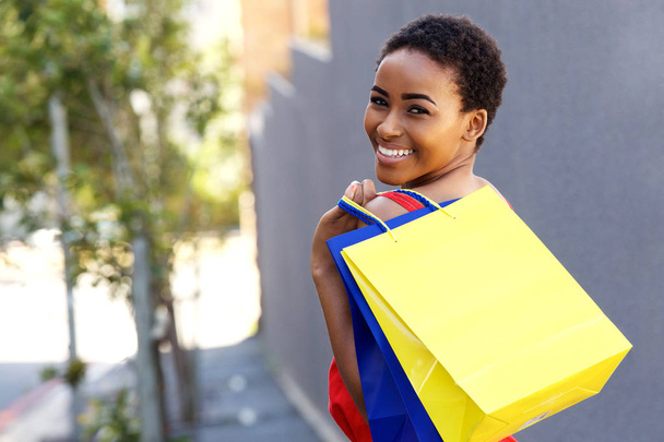 mujer con bolsas de compras fuera
 - Foto, Imagen