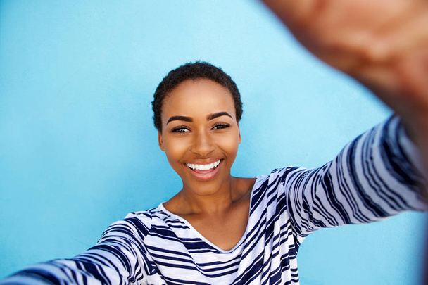 Afrikkalainen amerikkalainen nainen ottaa selfie
  - Valokuva, kuva