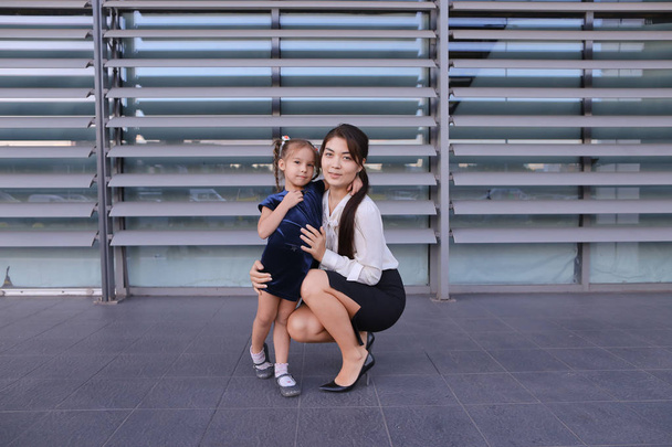 schöne moderne Mädchen, junge Mutter, Geschäftsfrau besetzt dow - Foto, Bild
