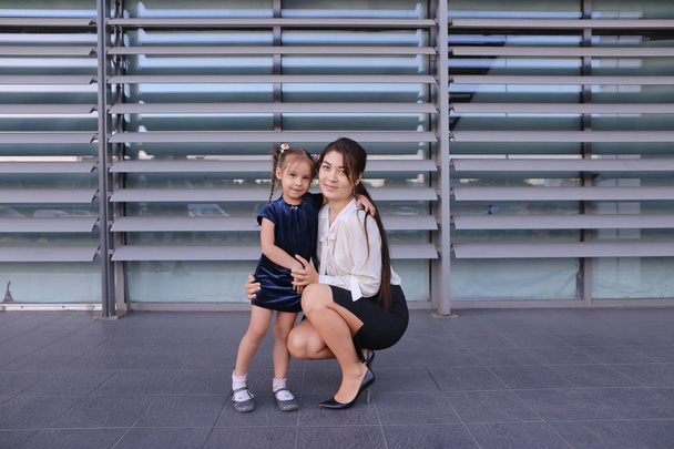 Krásná moderní dívka, mladá matka, podnikatelka podřepl dow - Fotografie, Obrázek
