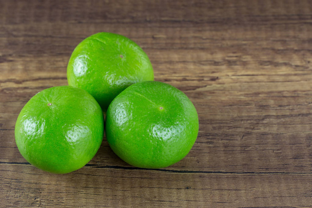 zelený citron na dřevo stůl - Fotografie, Obrázek