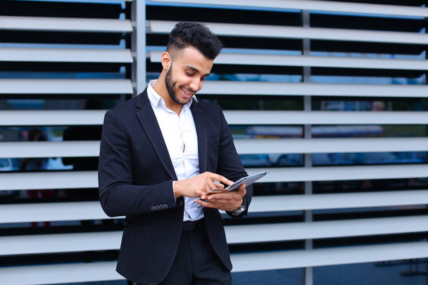 Молодой арабик использует планшет онлайн заказ покупок в бизнесе
 - Фото, изображение