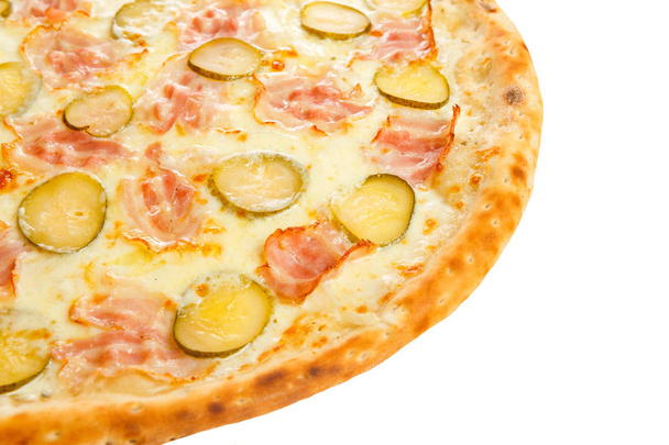 Częścią pyszne klasyczna włoska pizza z szynki, kiełbasek, kukurydza, ogórki i ser - Zdjęcie, obraz