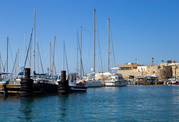 Veleiros atracados na marina em Akko, Israel
 - Foto, Imagem