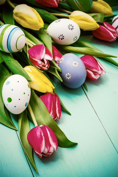 Τουλίπες με πολύχρωμα Πασχαλινά αυγά - Φωτογραφία, εικόνα