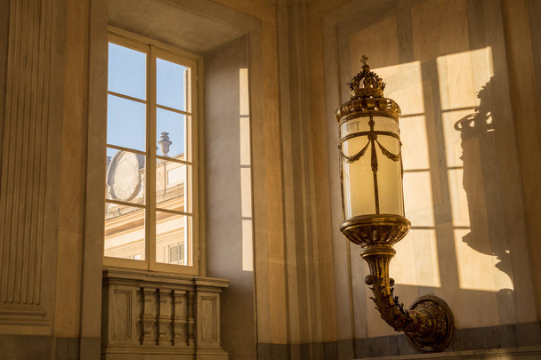 Ikkunat ja marmori seinät valaistu auringosta Villa Reale of Mo
 - Valokuva, kuva
