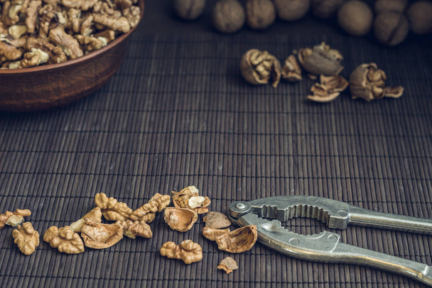 Walnut kernels and whole walnuts - Фото, изображение