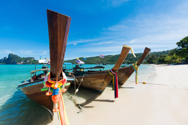 dlouho sledoval člun ruea pověsit yao v phi phi island Thajsko - Fotografie, Obrázek