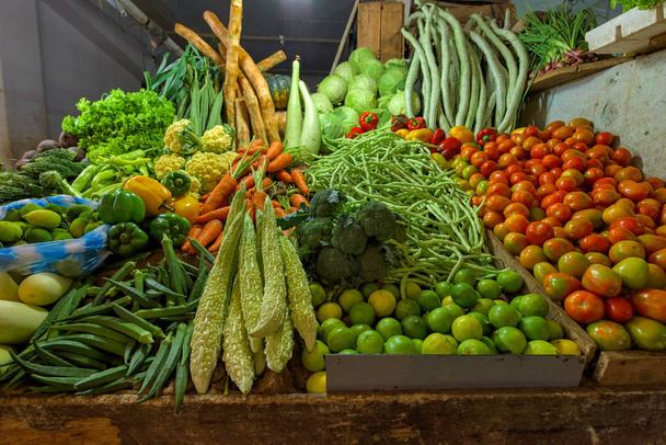 スリランカのファーマーズマーケットで新鮮な有機野菜. - 写真・画像