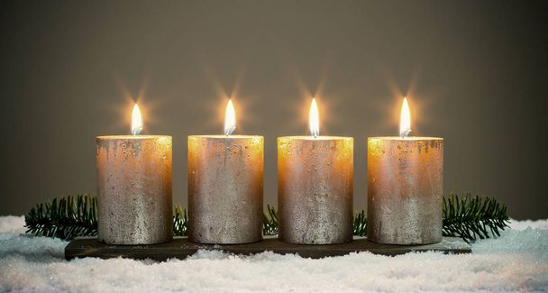 Enciende cuatro velas de adviento con fósforos
 - Foto, imagen
