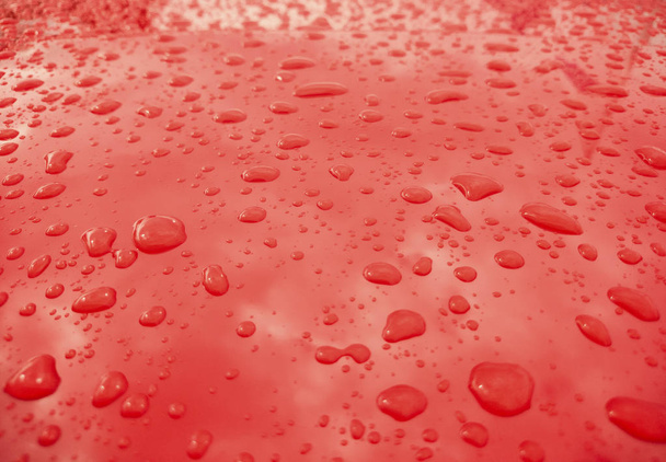 Σταγόνες βροχής σε κόκκινο φόντο - Φωτογραφία, εικόνα