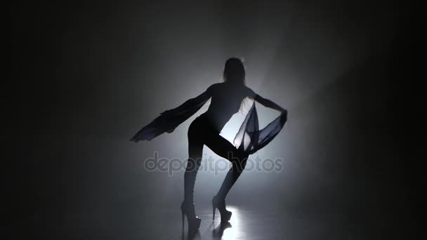 Γυναίκα που χορεύει σεξουαλικά σε σκούρο φόντο στούντιο με καπνό - Πλάνα, βίντεο