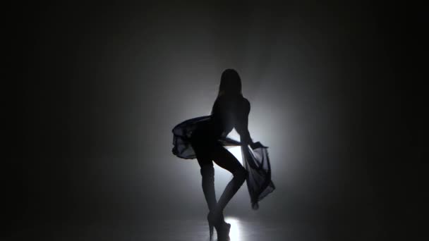 PJ tyttö tanssija studiossa savua vastaan musta tausta
 - Materiaali, video