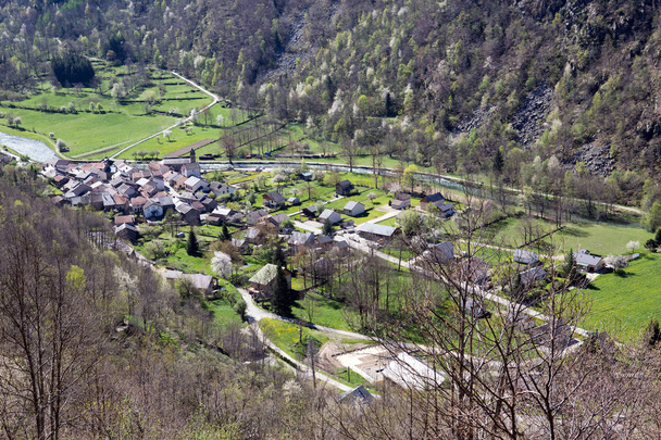 Village d'Orgeix dans les Pyrénées françaises
  - Photo, image