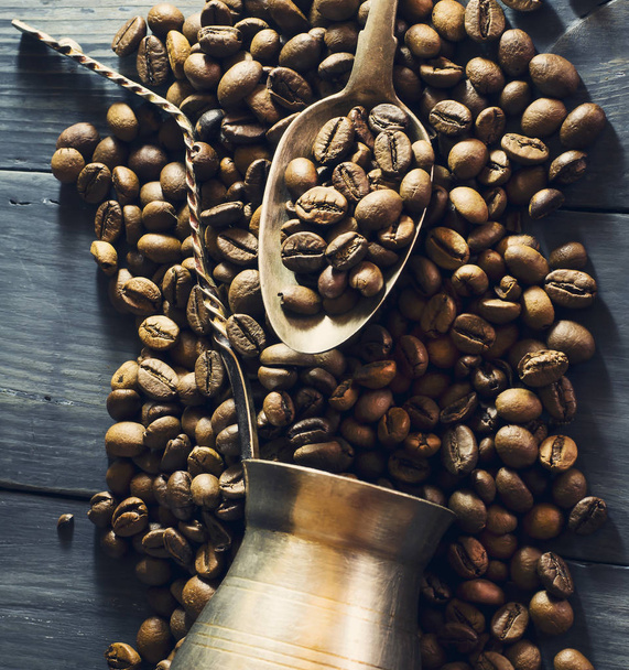 Kahve çekirdekleri ve metal cezve - Fotoğraf, Görsel