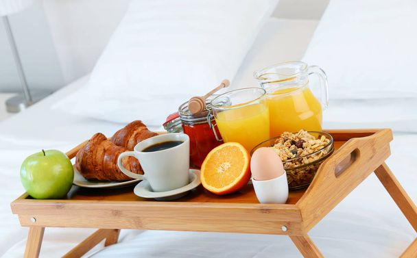 Ontbijt op bed in hotelkamer. - Foto, afbeelding