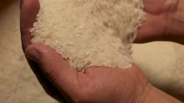 Pirinç holding erkek eller. - Video, Çekim