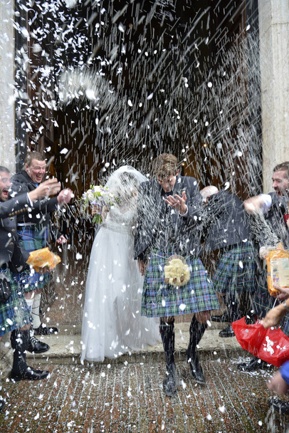 Sposi scozzesi che escono dalla chiesa - Photo, image