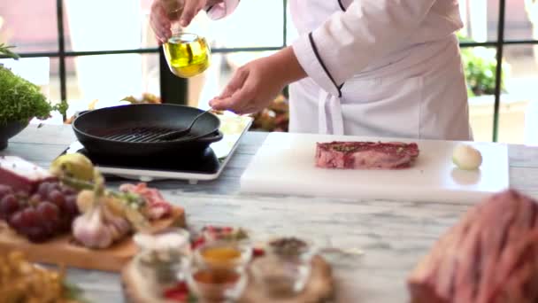 Chef pouring oil on pan. - Кадри, відео
